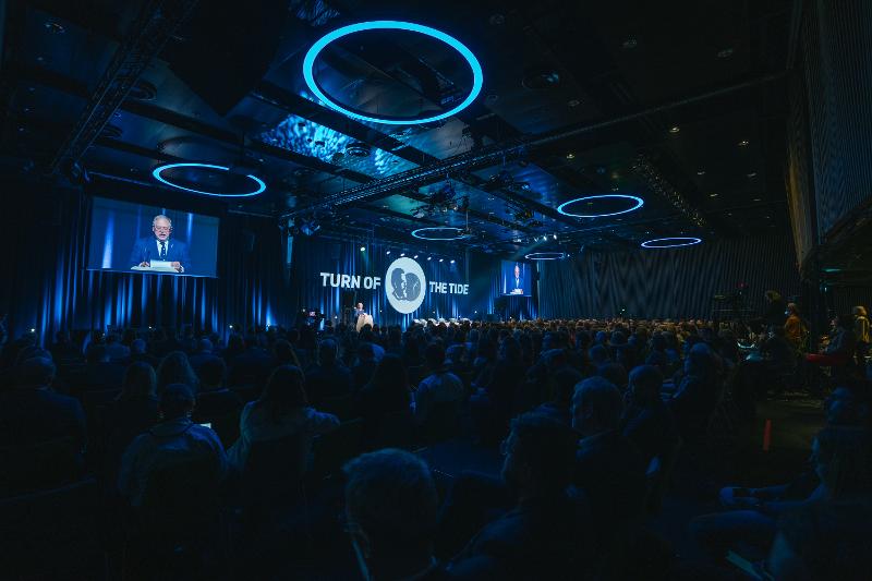 En man taler for et stort publikum